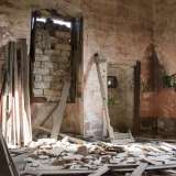 ...l� dove regna il caos: la pavimentazione � ricoperta da tegole di legno e da mattoni e le finestre sono murate. Sulle pareti scritte di ogni tipo